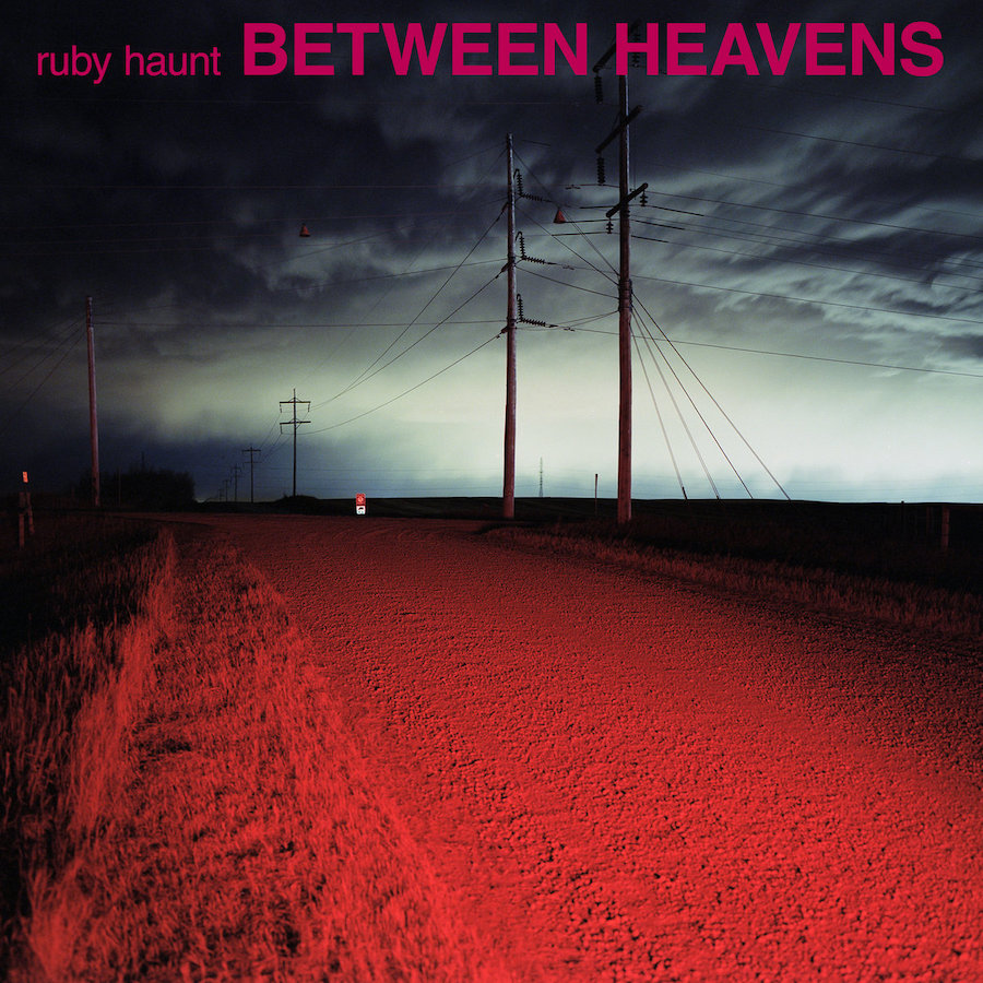 Portada de Between Heavens, el nuevo álbum de los Ruby Haunt.
Publicado el 13 de septiembre de 2023.  